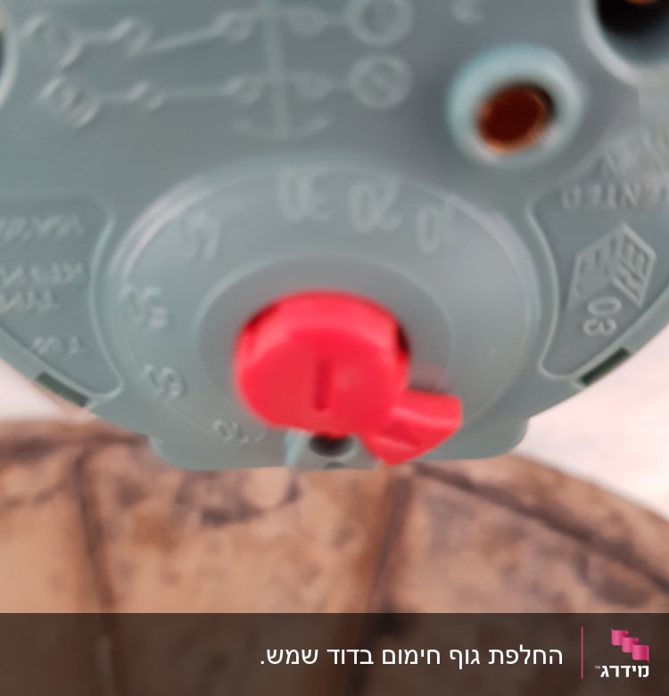 חוגה אדומה על מכשיר עם סימונים